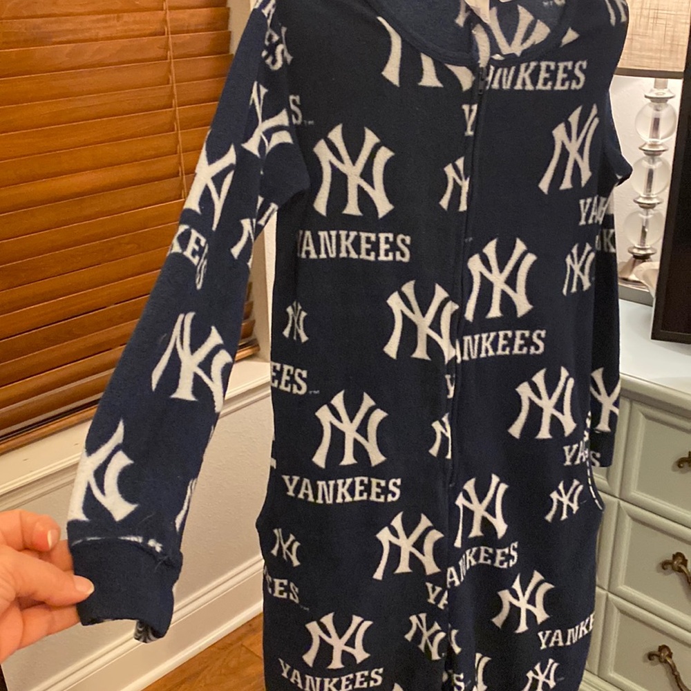 Women’s New York Yankees Fleece Onesie-Size small! Excellent condition!